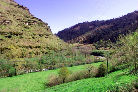 El valle de Cabezón de la Sal se abre por la hoz de Santa Lucía, garganta excavada por el río Saja