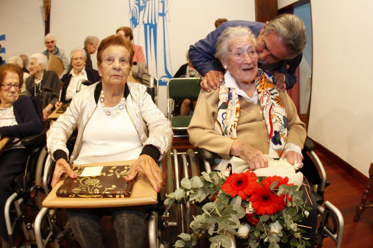  María López (derecha), de 102 años, recibe un cariñoso saludo de Miguel Ángel Revilla durante el acto celebrado este jueves en la Fundación Asilo.