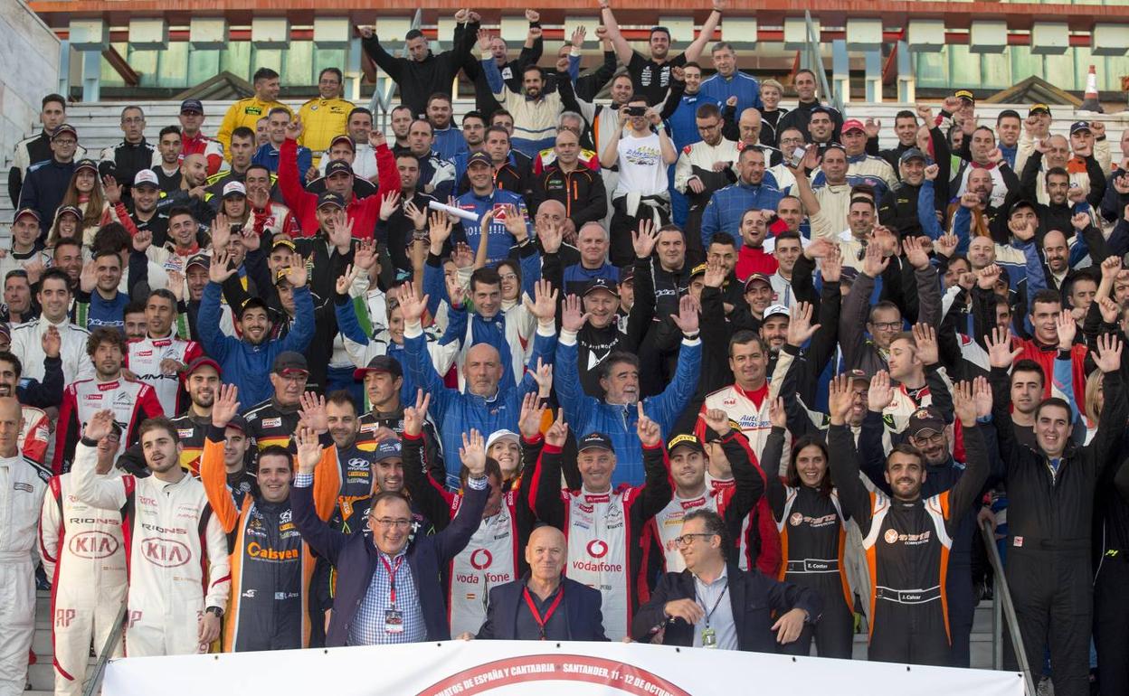 Todos los pilotos y copilotos que participan en este Rally Blendio, junto a los organizadores.