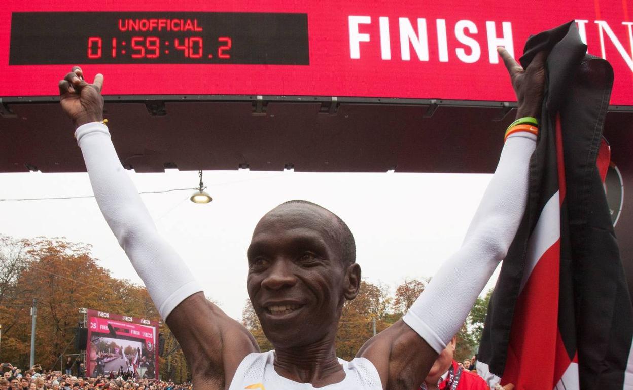 Eliud Kipchoge se convierte en el primer hombre en bajar de las dos horas en un maratón