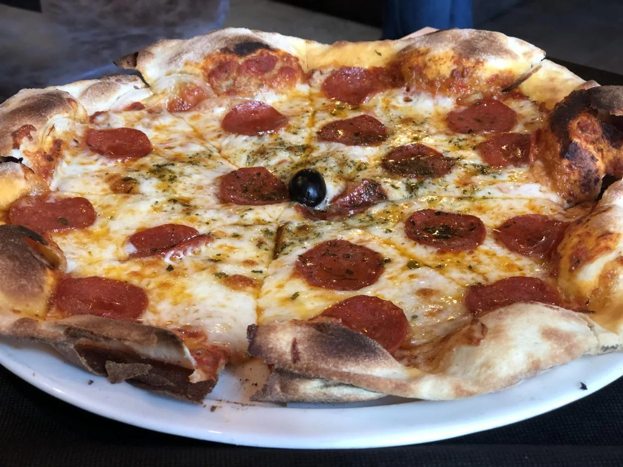 El secreto de la pizza romana del restobar Il Piccolino, en Santander | El  Diario Montañés