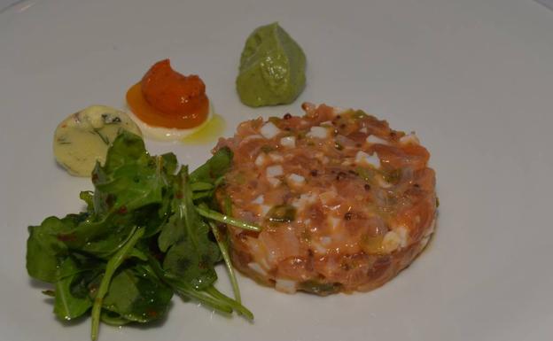 Imagen principal - Tartar de salmón con guacamole. Roast beef en carpaccio con virutas de Comté. Y Sopa de marisco.