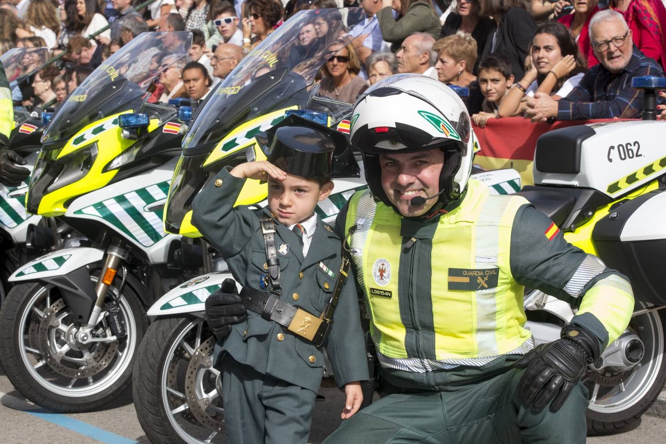 Fotos: Imágenes del acto de celebración del Día de la Guardia Civil en el cuartel de Campogiro
