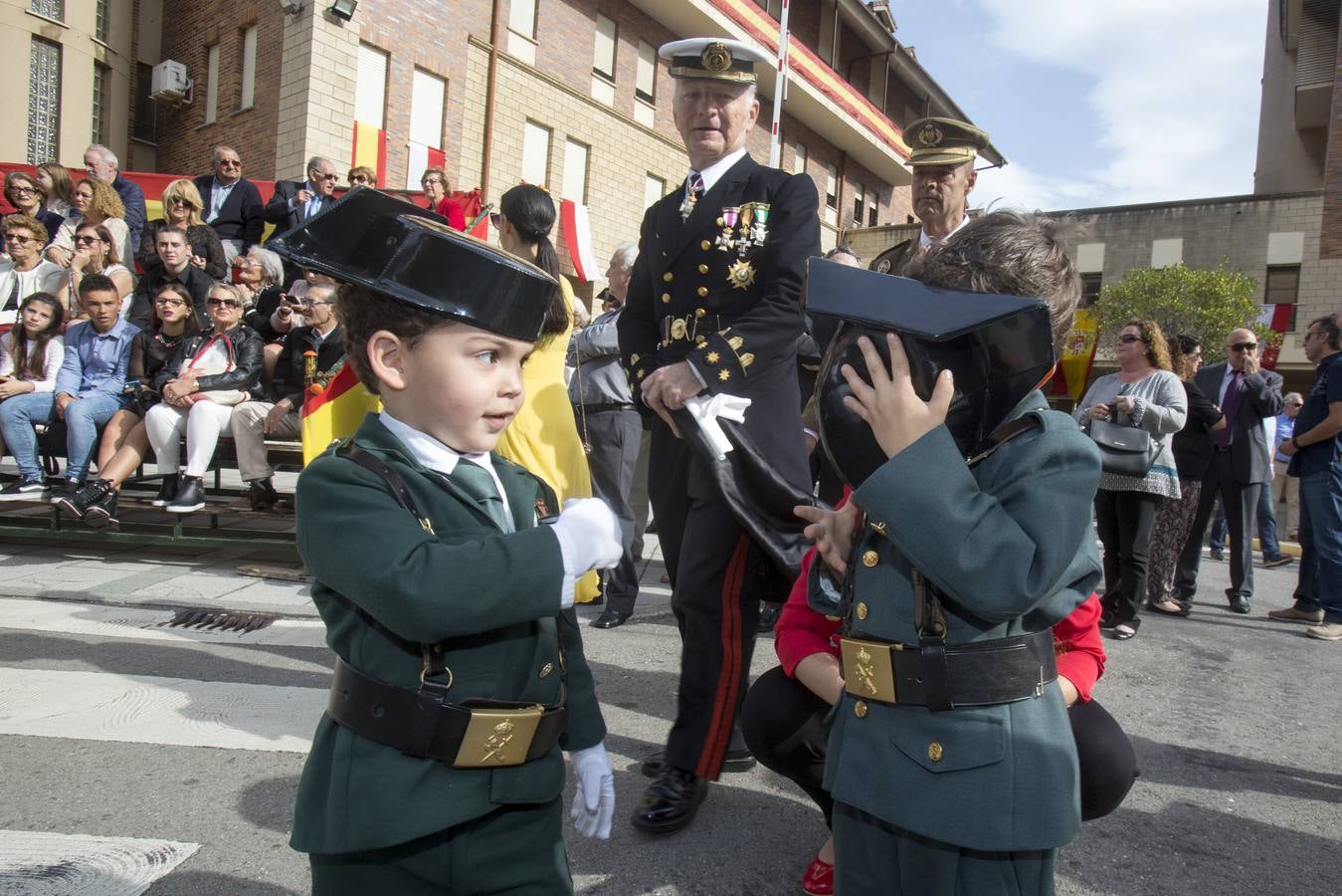 Fotos: Imágenes del acto de celebración del Día de la Guardia Civil en el cuartel de Campogiro