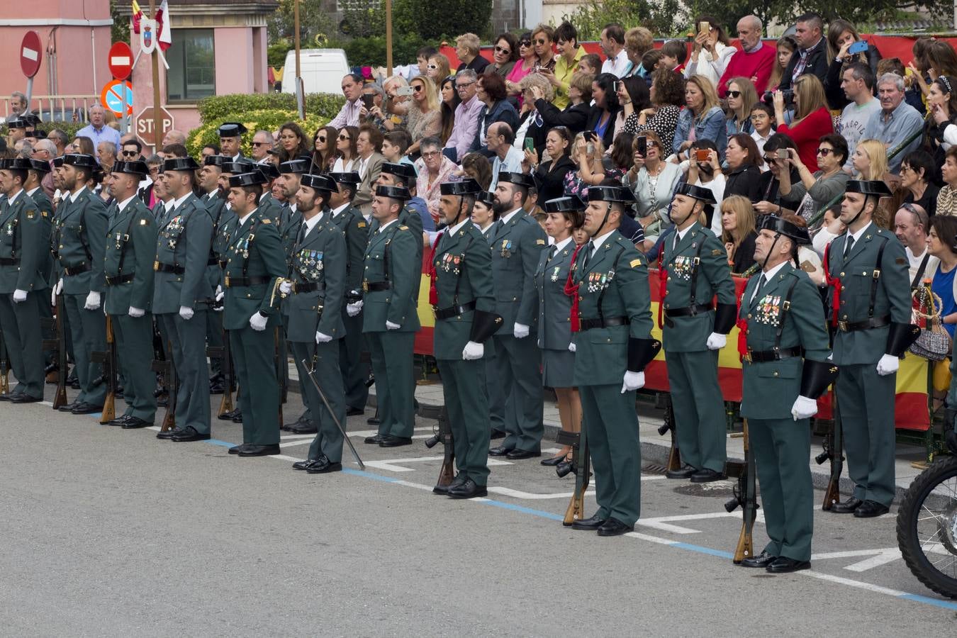 Fotos: Imágenes del acto de celebración del Día de la Guardia Civil en el cuartel de Campogiro