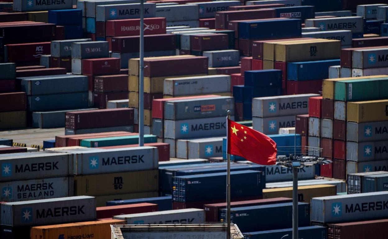 Decenas de contenedores de mercancías en el puerto de Shanghái.