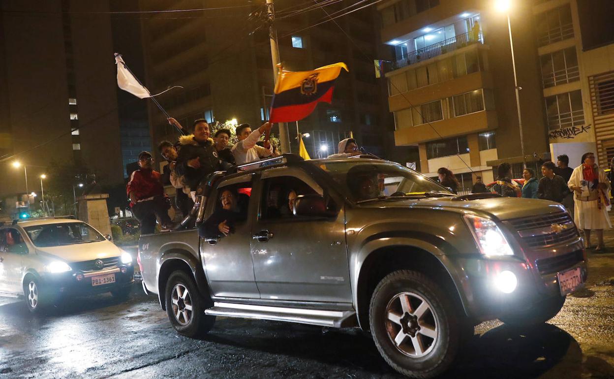 Los ciudadanos celebran en las calles el acuerdo que pone fin a las protestas en Ecuador.