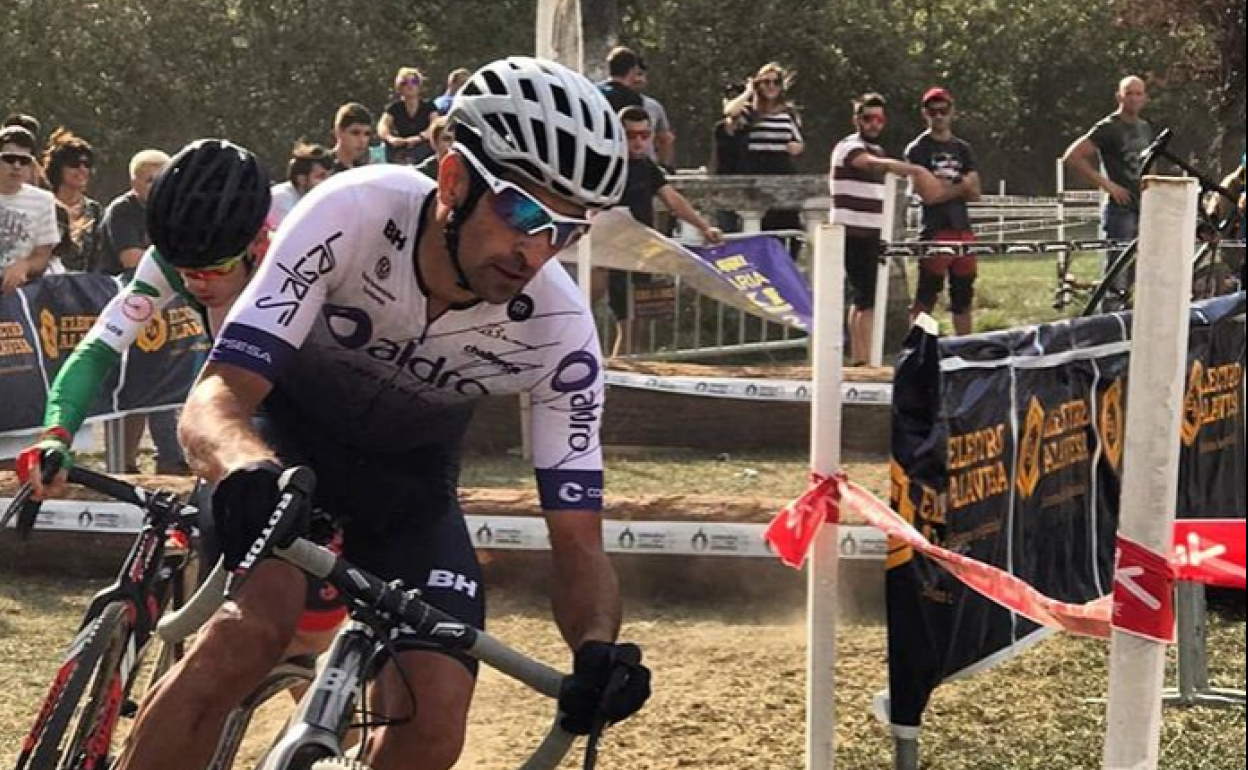 Ismael Esteban, por delante de Murias en el ciclocross de Orduña.