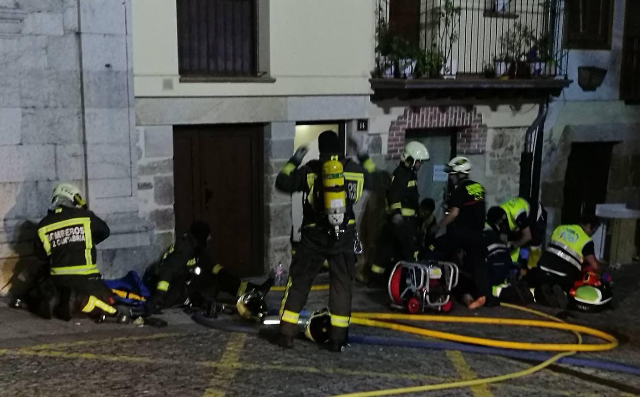 Los bomberos del parque de Laredo, junto a los sanitarios del 061, en el incendio que se produjo hace 