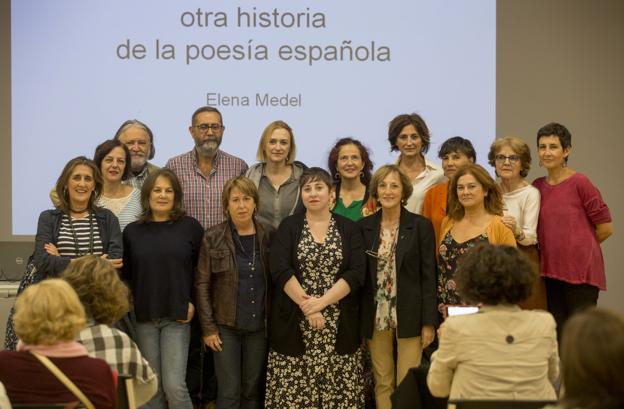 Foto del acto con Eva Ranea, directora general de Acción Cultural, y las poetas Ana García Negrete y Elena Medel, protagonistas de la conferencia.