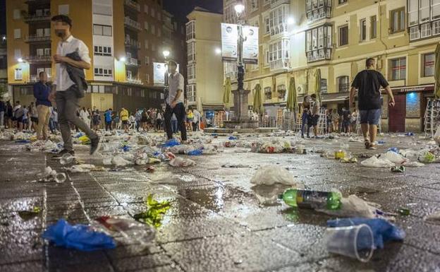 Restos del botellón en la plaza durante la madrugada del chupinazo de las fiestas de Santander.