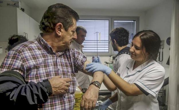 Imagen de archivo de una enfermera vacunando a un paciente durante la campaña de prevención de la gripe.