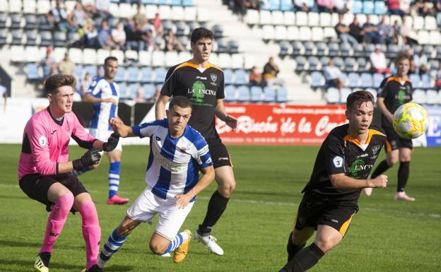 Un momento del partido entre la Gimnástica y el Ribamontán al Mar en el que se puede ver al portero del 'Riba', Alberto, que fue escupido e insultado por unos aficionados gimnásticos.