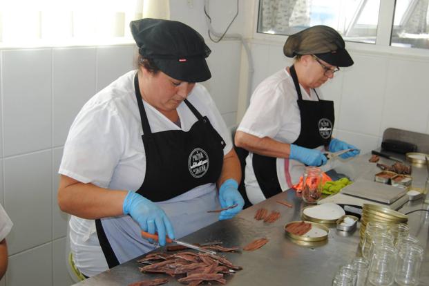 Las mujeres fileteras dan máxima importancia a la limpieza.