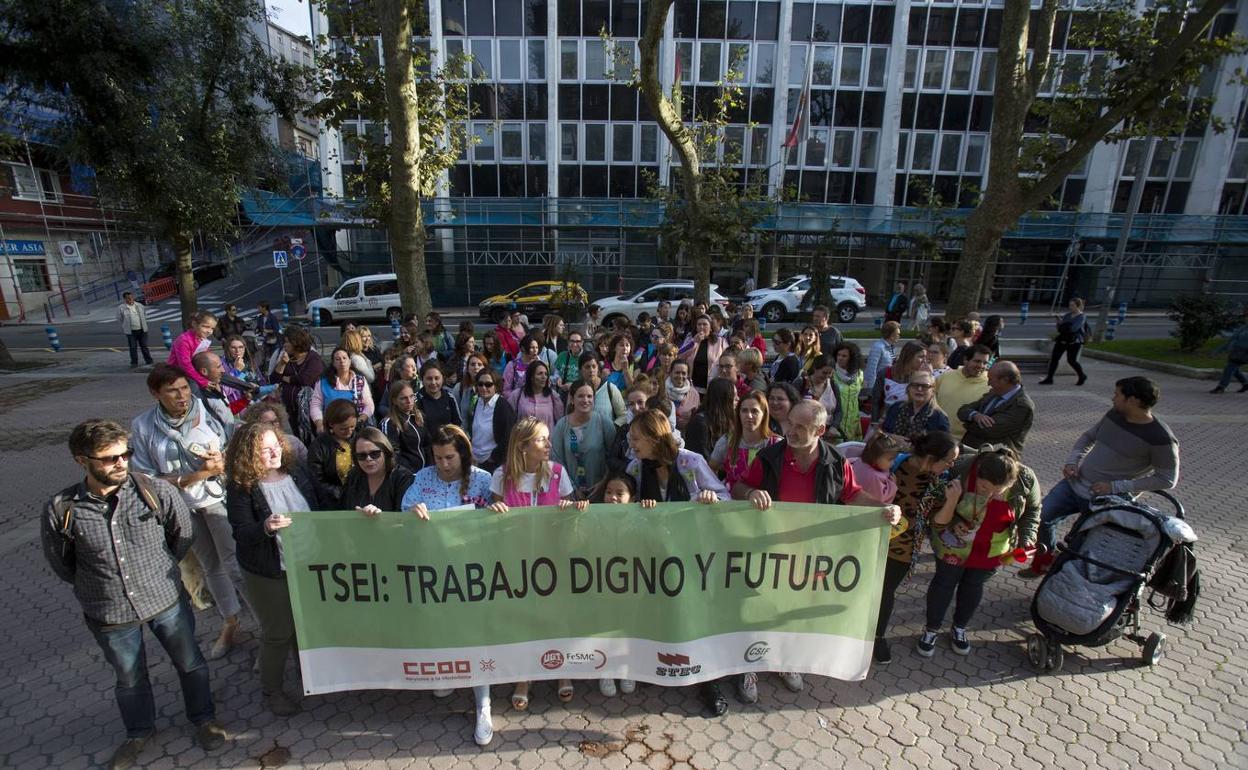 Cerca de un centenar de técnicos se concentraron ayer frente a la sede de Educación. 