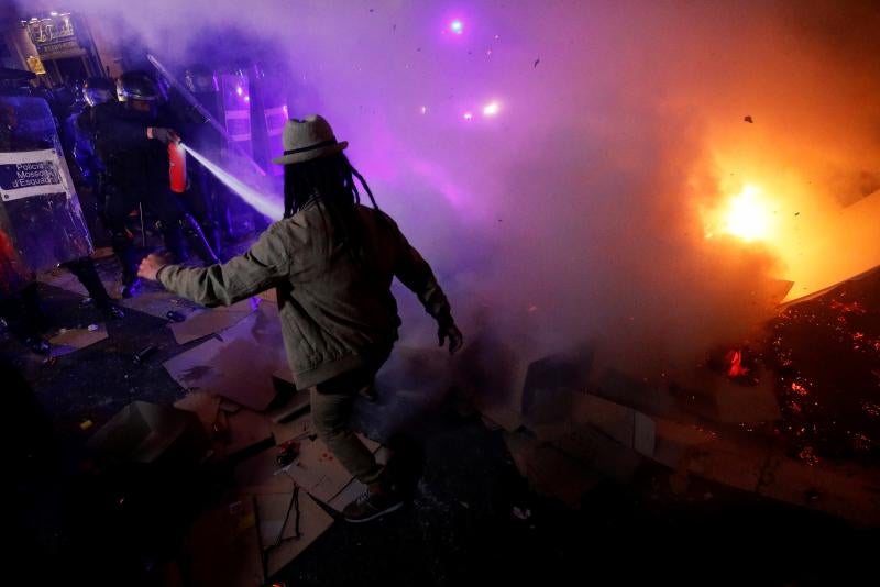 Barricadas de fuego, gritos en favor de la independencia y múltiples objetos en las calles de Barcelona