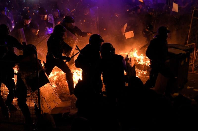 Barricadas de fuego, gritos en favor de la independencia y múltiples objetos en las calles de Barcelona