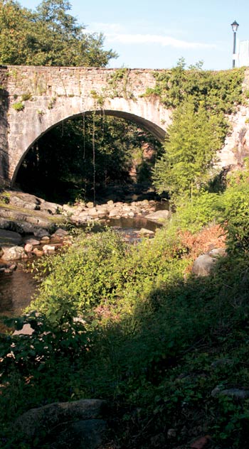 Puente sobre el río Argoza, en Bárcena Mayor.