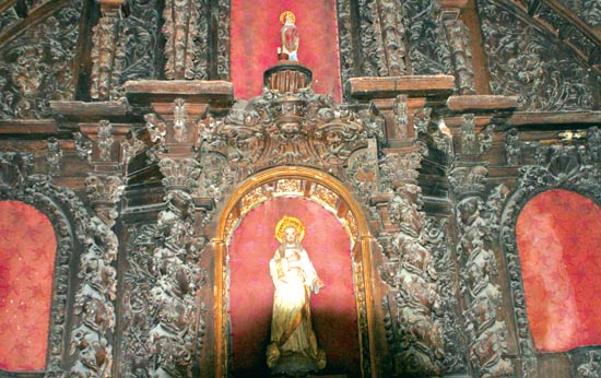 Imagen principal - Retablo de la capilla de San Miguel, construida en 1733. La iglesia parroquial de la Asunción, en Quijas, data del siglo XVII. Capilla de San Miguel.