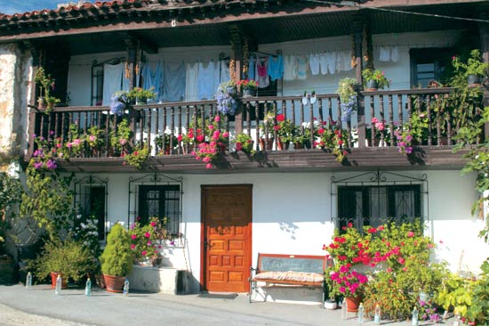 Imagen secundaria 1 - Tícpica casona montañesa, de sillarejo y con muros contravientos a ambos lados de la solana, en Bárcena Mayor. Solana de una casa montañesa, en Los Tojos. Casa típica montañesa.