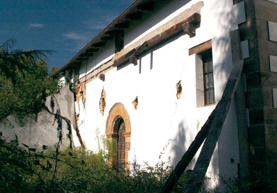 Imagen principal - Templo del núcleo de Correpoco. Iglesia de San Miguel, en Los Tojos. Iglesia parroquial de Santa María, en Bárcena Mayor.