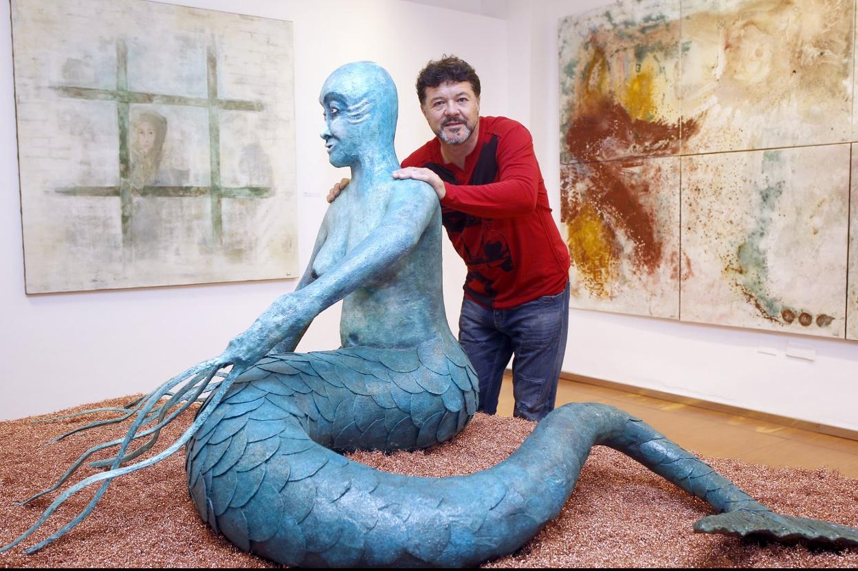 Fran Querol y su escultura de sirena que forma parte de la exposición en la sala Mauro Muriedas . 