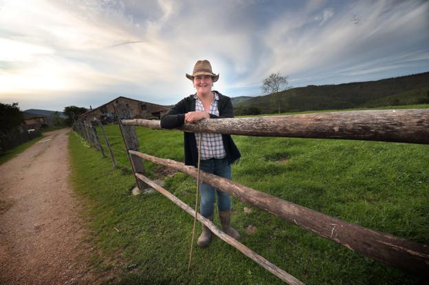 La ganadera Teresa Callejo, este martes, en su granja de San Vicente del Monte. 