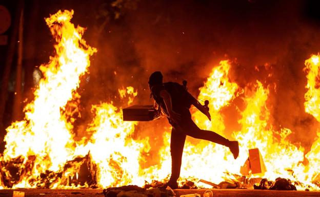 Una de las barricadas formadas la pasada noche en Barcelona