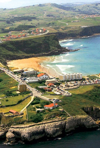 Vista de Suances en la que se pueden ver el faro, la batería y la playa de los Locos.