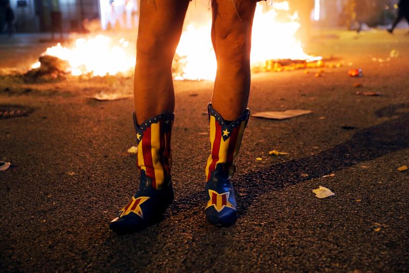 Barricadas de fuego, gritos en favor de la independencia y múltiples objetos en las calles de Barcelona