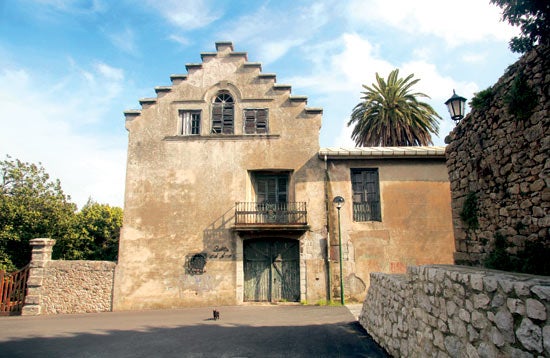 Imagen secundaria 1 - Colegio público San José, en Suances. La Quinta del Amo, situada en Suances. Capilla-panteón de Quintana, en el cementerio de Suances.