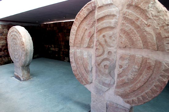 Estelas gigantes expuestas en el parque de las Estelas, junto a .la ermita de Nuestra Señora de la Rueda, en Barros.