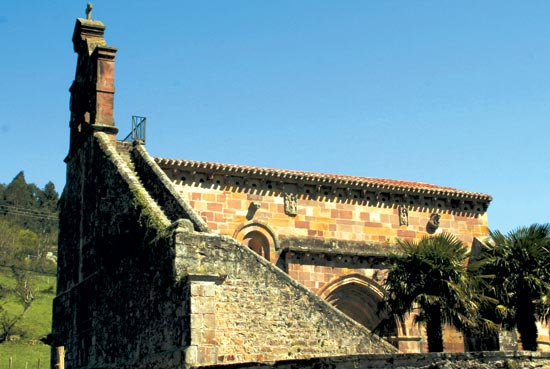 Vista de la iglesia de Santa María de Yermo.