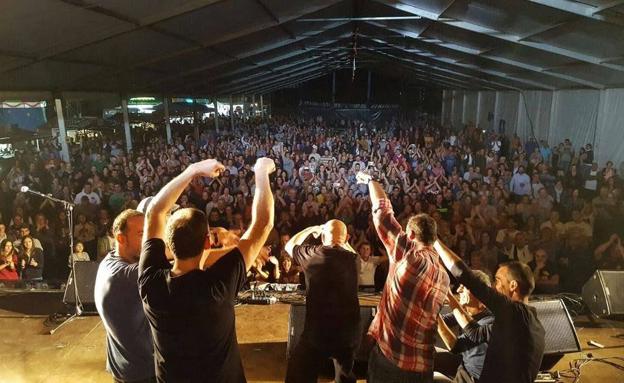 Imagen de archivo de un concierto de Celtas Cortos en Meruelo. El vídeo muestra la versión del '20 de abril' con la participación de Fito Cabrales y Mikel Izal.