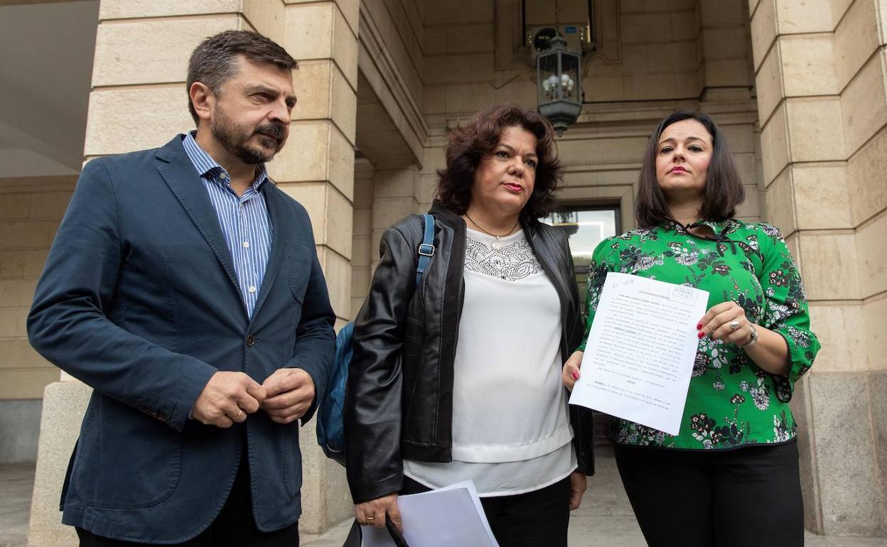 La alcaldesa de Huévar (Sevilla), María Eugenia Moreno (d), acompañada por el vicesecretario general del PP andaluz, Toni Martín (i), y la presidenta del PP de Sevilla, Virginia Pérez (c), a su salida hoy de la Audiencia de Sevilla.