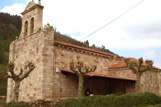 Vista de la iglesia románica de San Juan de Raicedo.