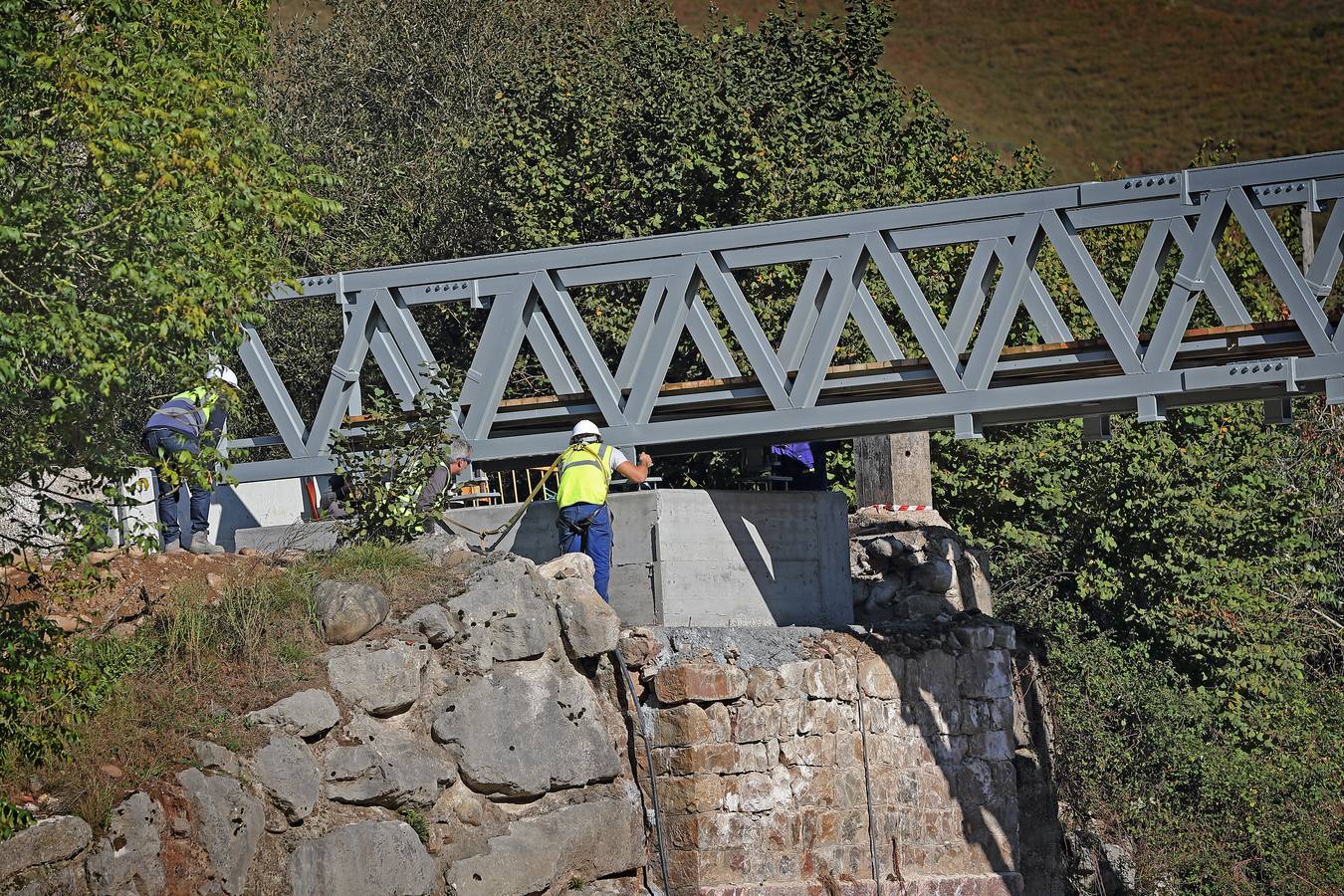 Fotos: Colocación del puente peatonal de Ruente