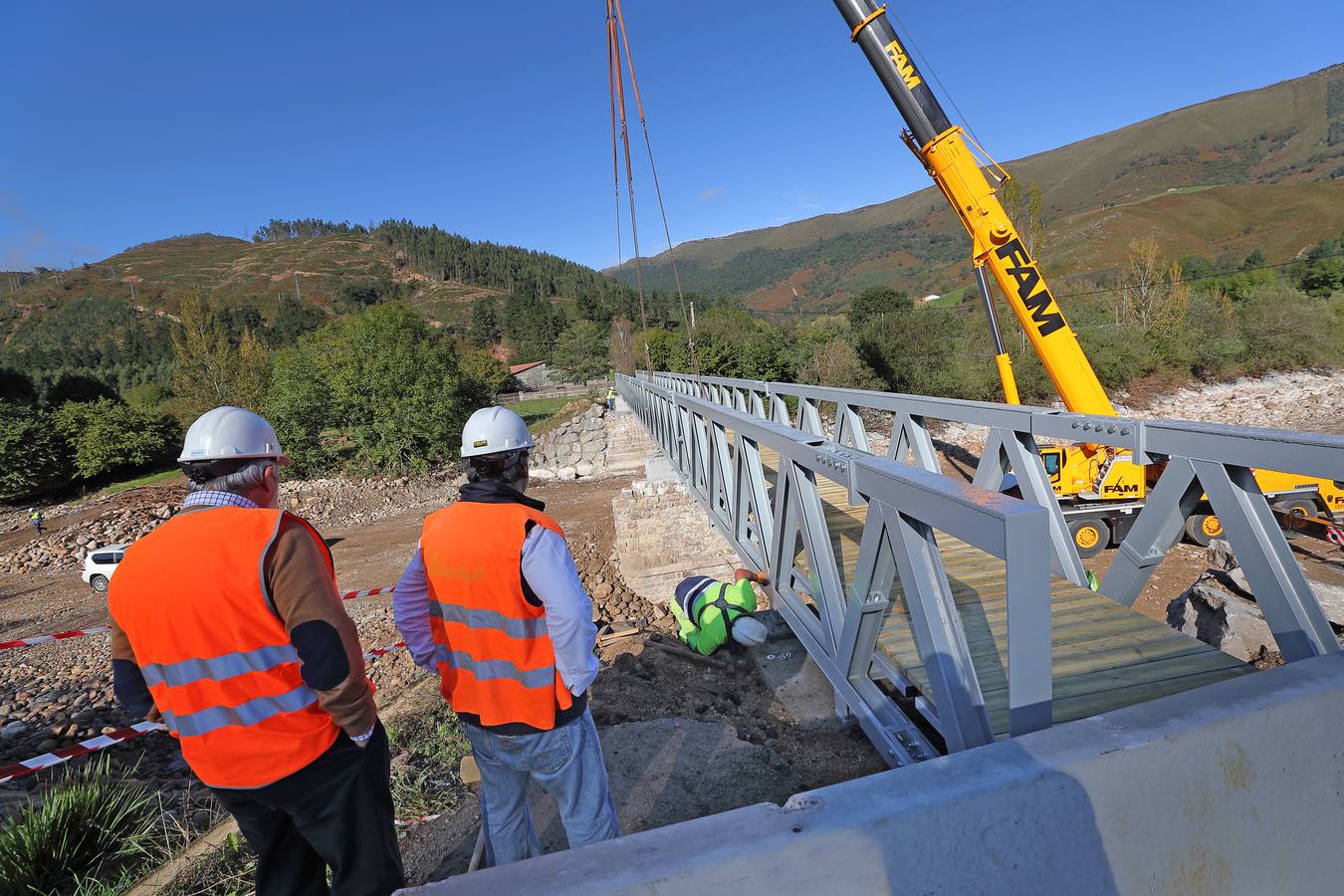 Fotos: Colocación del puente peatonal de Ruente