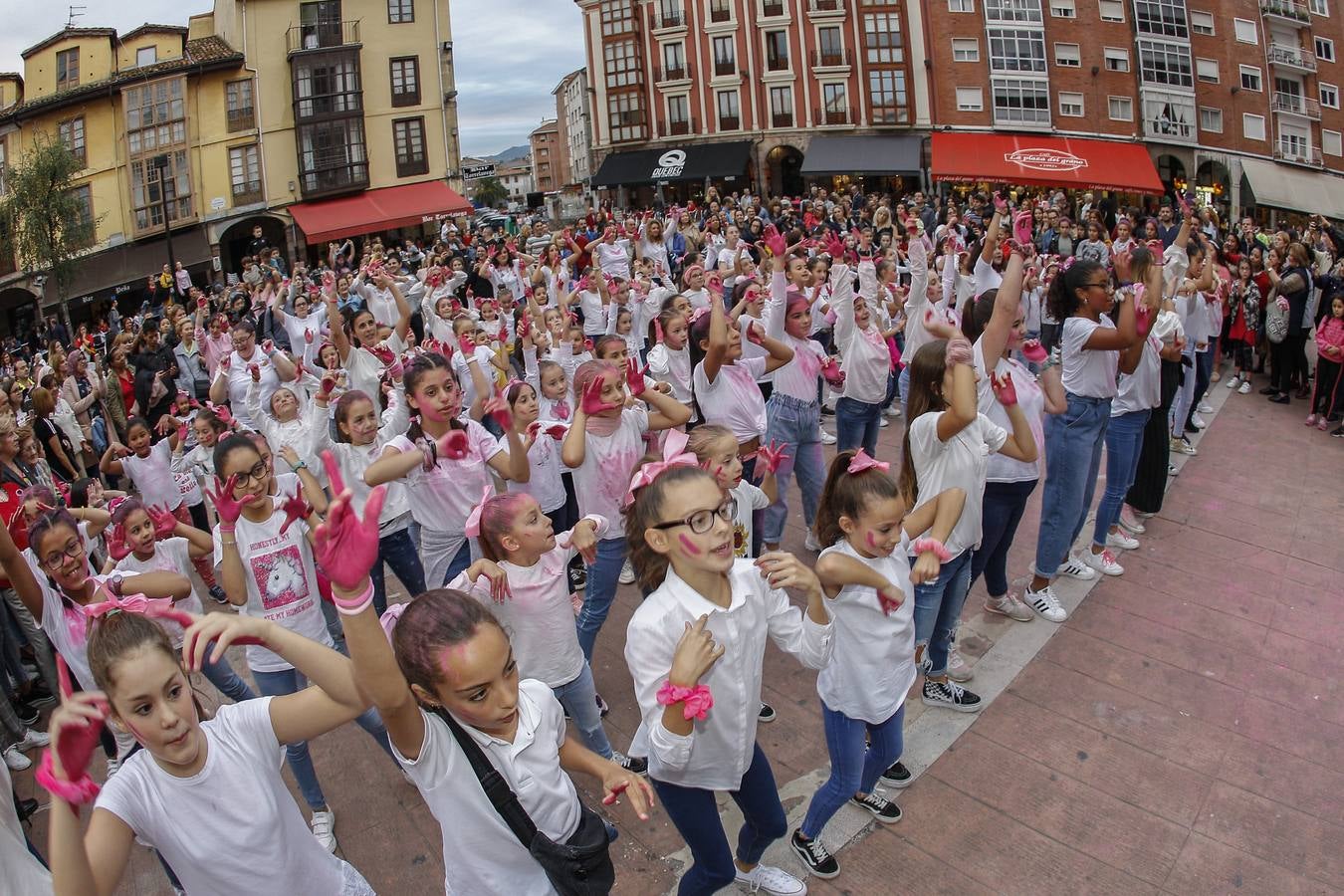 Fotos: Flashmob contra el cáncer de mama en Torrelavega