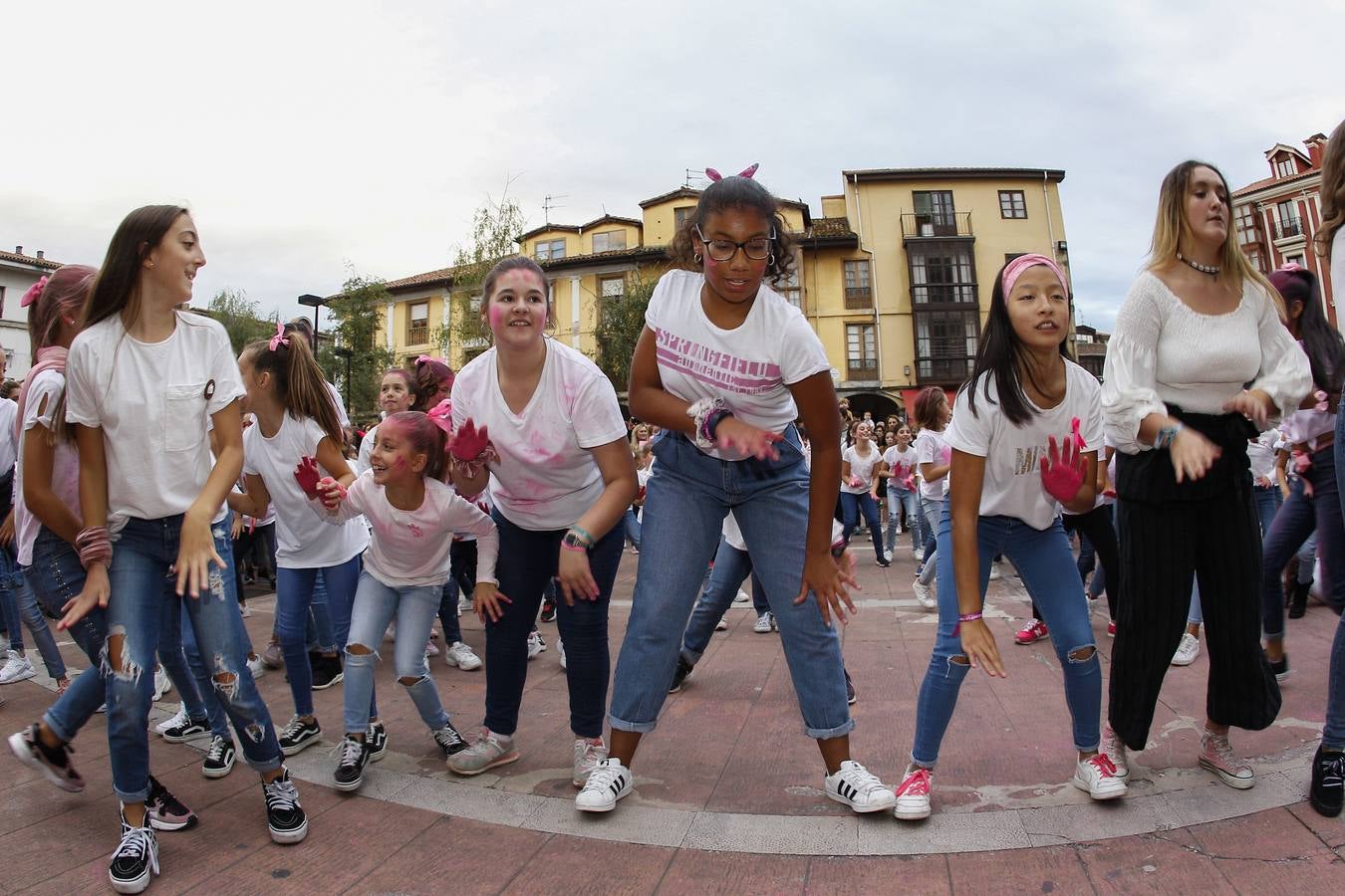 Fotos: Flashmob contra el cáncer de mama en Torrelavega