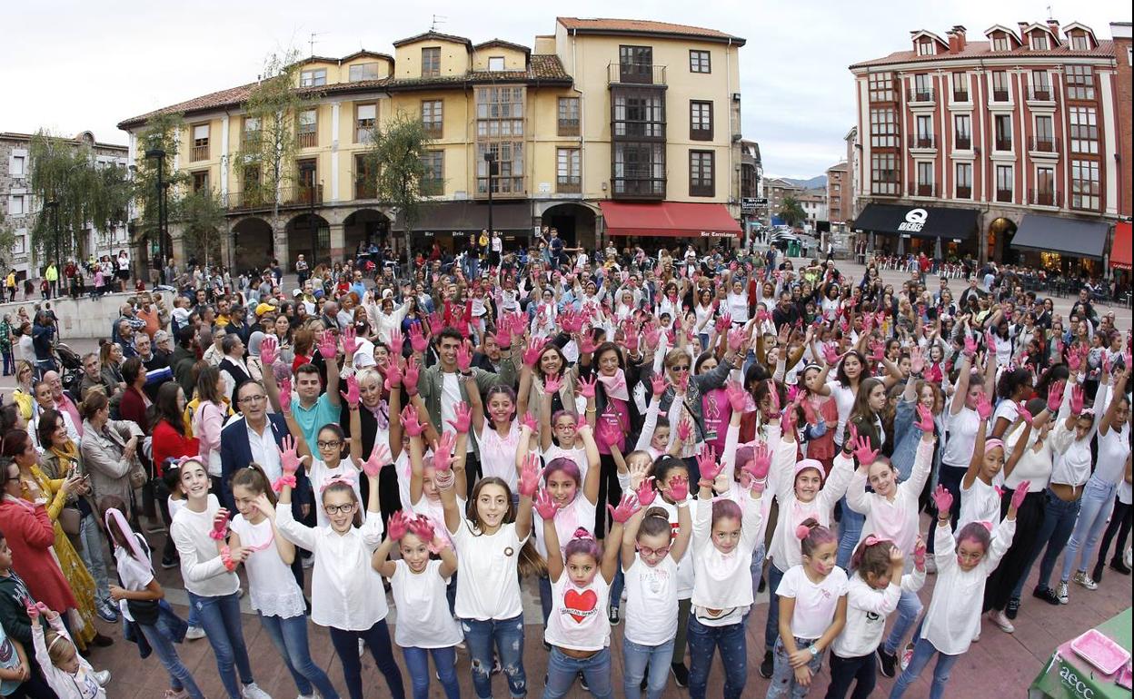 Decenas de personas participaron ayer en Torrelavega en una flashmob contra el cáncer de mama. :