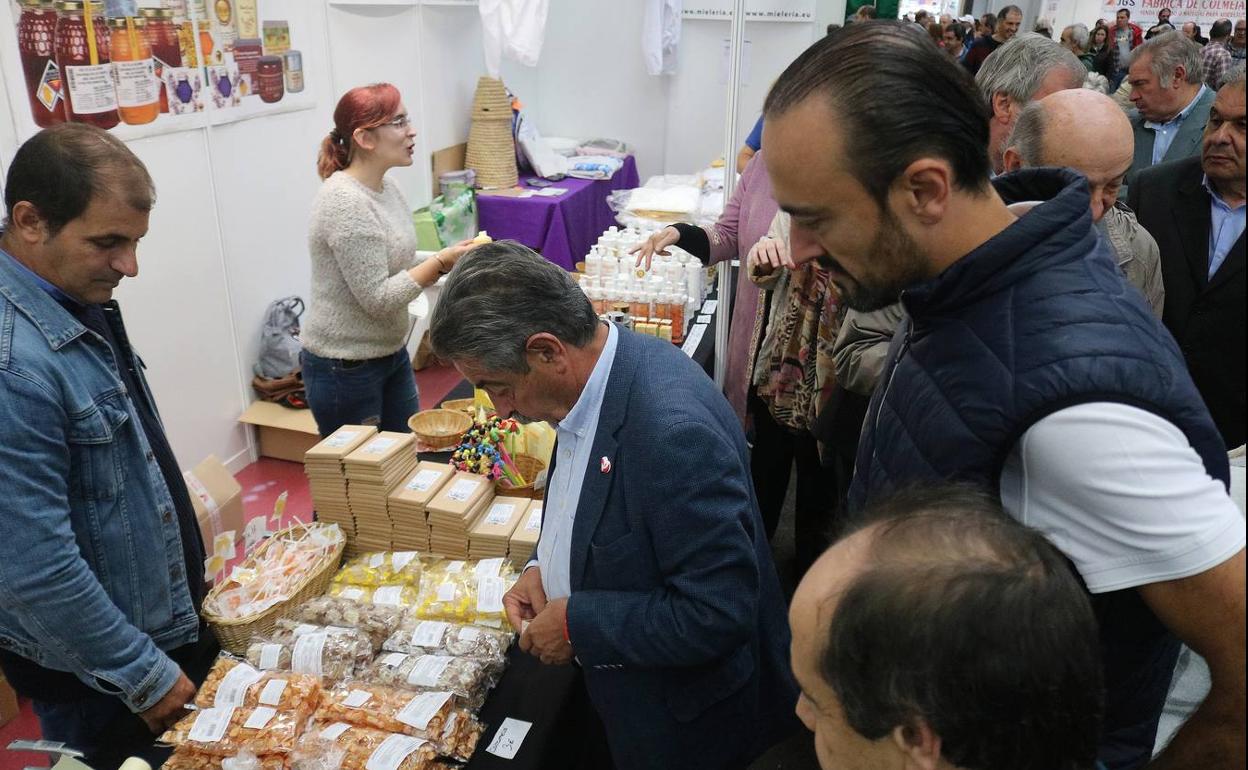 REvilla en uno de los puestos de la feria.