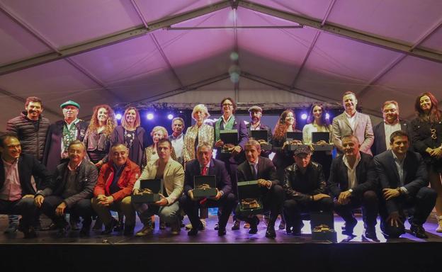 Foto de familia de los premiados junto a las autoridades tras la entrega de los galardones.