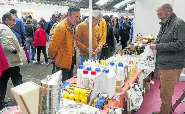 Imagen principal - 1. En el recinto se pudo comprar productos de todo tipo. | 2. Hoznayo se convierte en un espacio de exposición y venta. | 3. El tiempo estuvo desapacible durante toda la mañana.