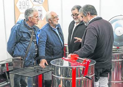 Imagen secundaria 1 - 1. En el recinto se pudo comprar productos de todo tipo. | 2. Hoznayo se convierte en un espacio de exposición y venta. | 3. El tiempo estuvo desapacible durante toda la mañana.