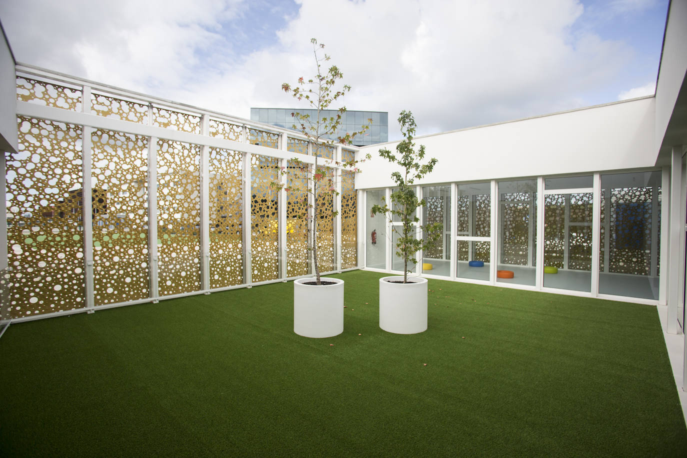 Las modernas instalaciones cuentan con dos jardines cerrados para los niños.