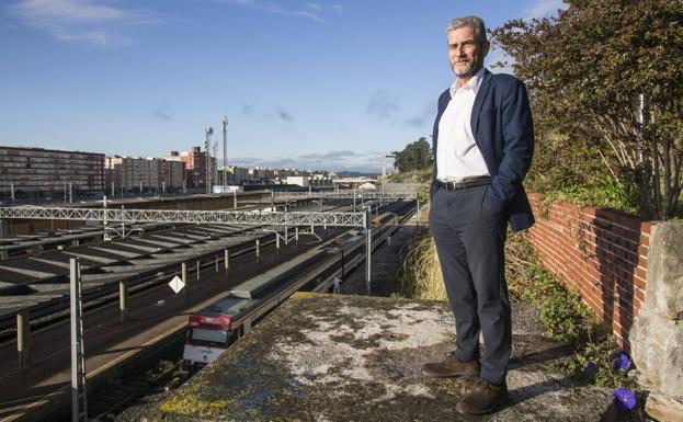 El portavoz del Ayuntamiento y concejal de Urbanismo, Javier Ceruti, en el Parque del Agua con vistas a los terrenos ferroviarios de Adif.