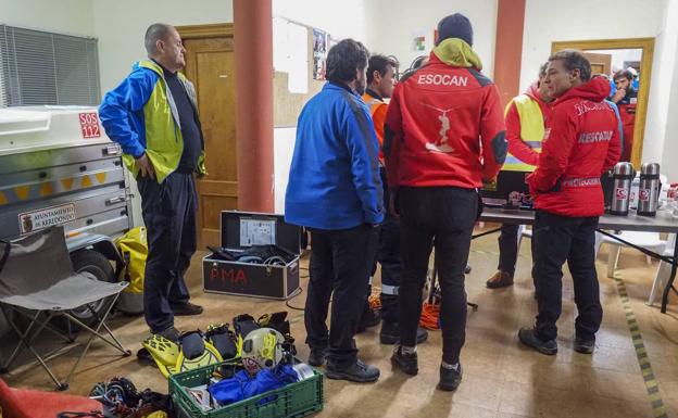 En equipo de rescate preparado para salir