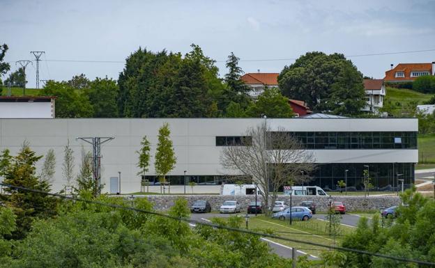 Cantabria Labs. Anteriormente Industrial Farmacéutica de Cantabria (IFC), cuenta con 400 empleados en España y más de 850 en todo el grupo. Entre sus líneas de producto se encuentran Heliocare, Endocare y Neostrata. Acaba de poner en marcha un centro de producción en Villaescusa.