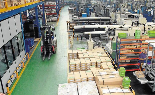 Industrias Cántabras de Torneado. La empresa de mecanizado orientada al sector de la automoción, ubicada en el polígono de Trascueto de Revilla de Camargo, cuenta con una plantilla actual de 162 empleados. La firma familiar dispone además de otro centro de producción: Deyco, en Rumanía, con 40 trabajadores.